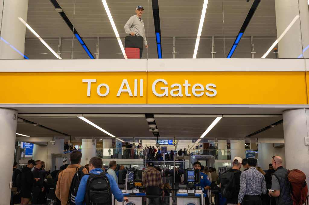 Atrasos de voos de fim de semana, cancelamentos, subida no sul da Califórnia, à medida que a paralisação do governo se arrasta – Daily News
