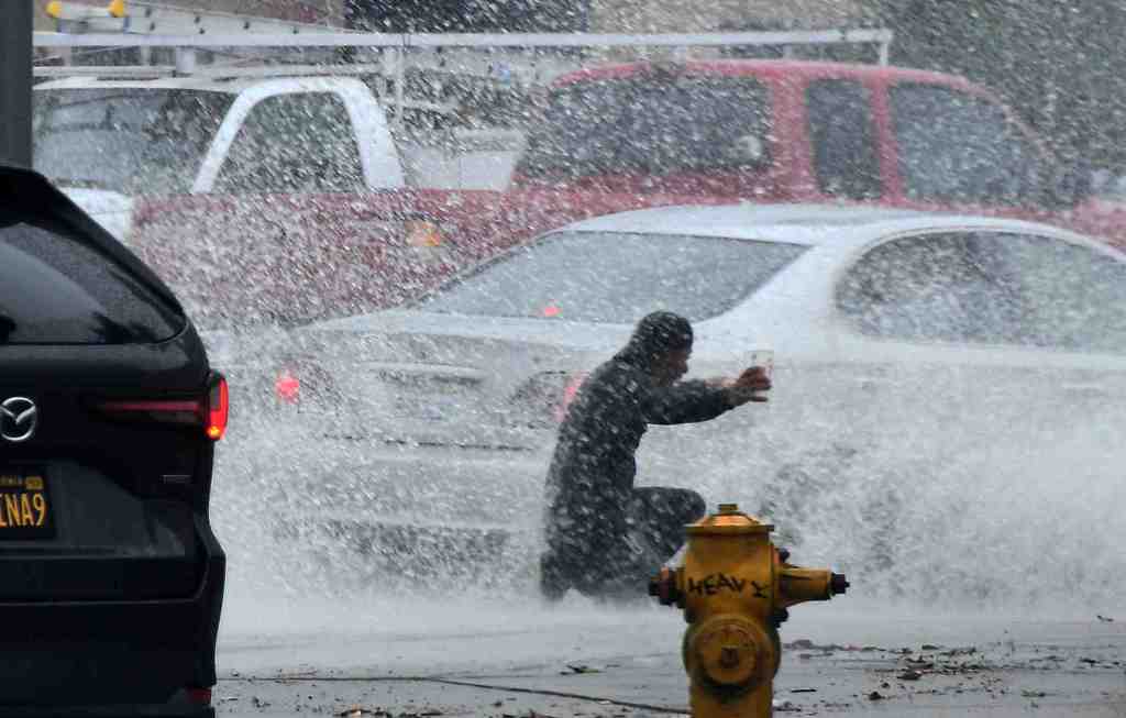 O pior da tempestade pode ter passado em LA, OC, mas os perigos potenciais permanecem – Daily News