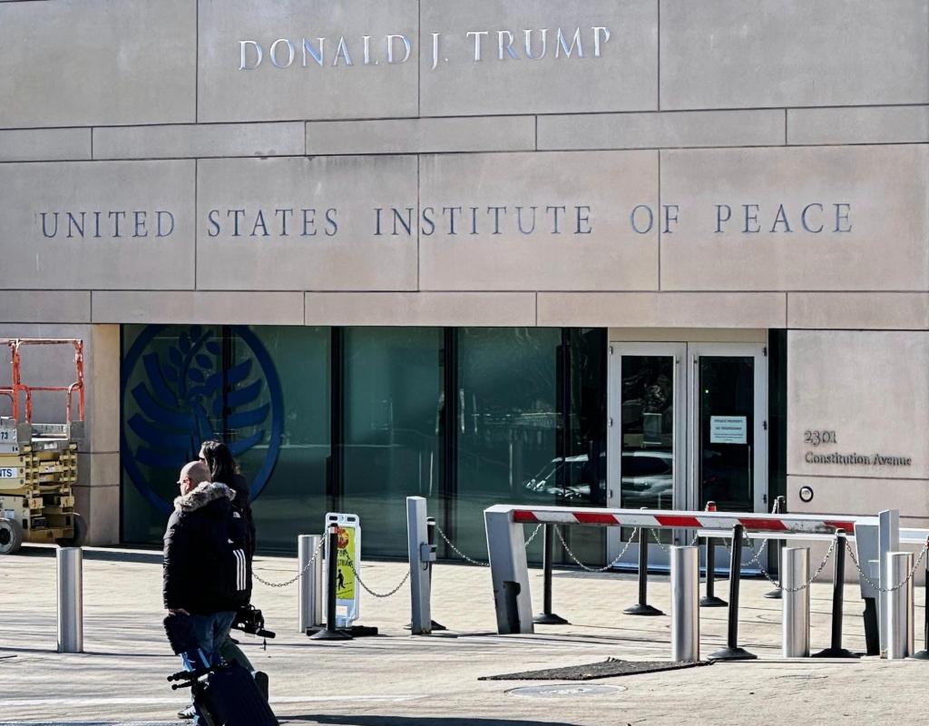 Trump está lutando contra o Instituto da Paz no tribunal. Agora, o nome dele está no prédio