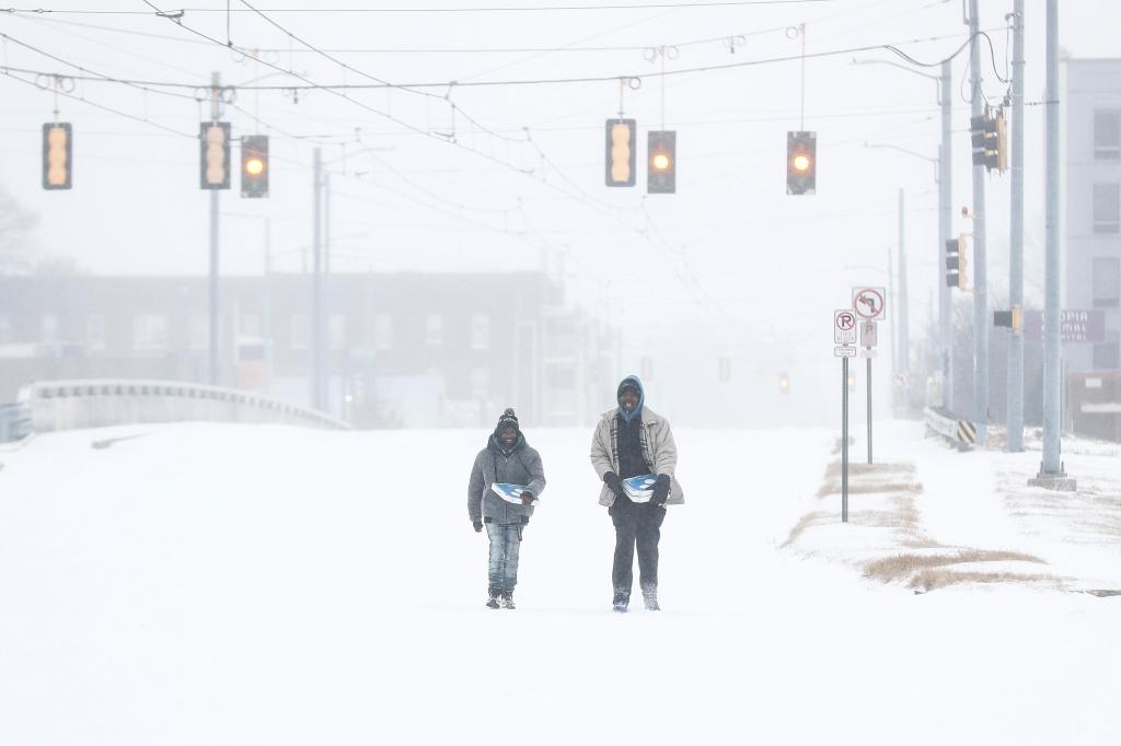 Dezenas de milhares entram no 6º dia sem energia, pois mais está chegando