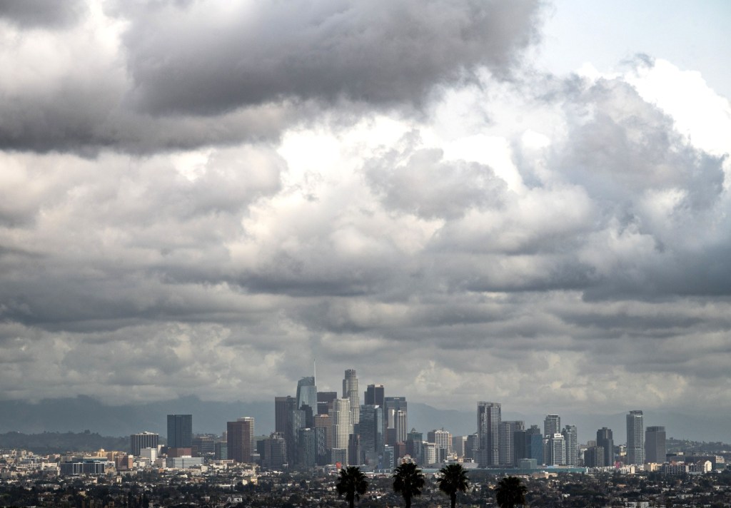 A tempestade do Dia dos Presidentes traz fortes chuvas ao sul da Califórnia, mas até agora não há estragos – Daily News