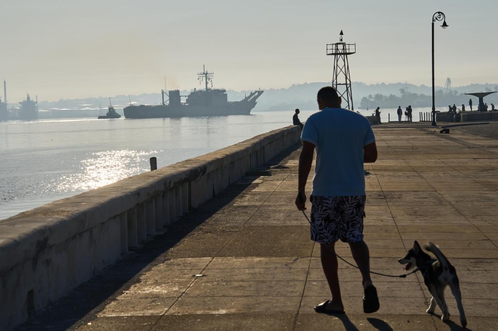 Dois navios da Marinha Mexicana carregados com ajuda humanitária atracam em Cuba