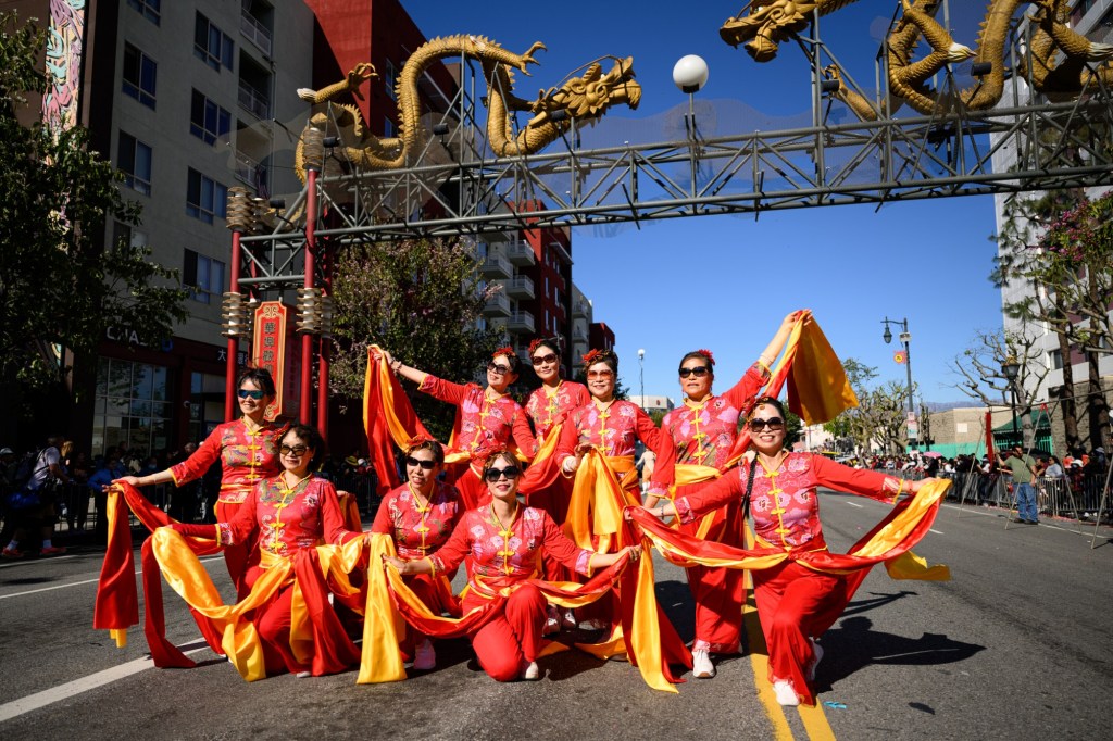 Mais de 100.000 assistiram ao Desfile Anual do Dragão Dourado em Chinatown – Daily News