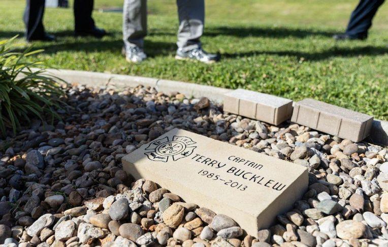 APRESENTAÇÃO DE SLIDE: BGFD dedica pedras de pavimentação para homenagear os bombeiros da área