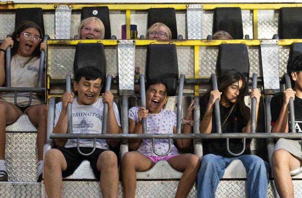 APRESENTAÇÃO DE SLIDE: Milhares de pessoas comparecem à última noite da Feira SOKY