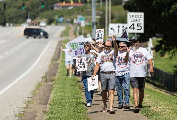 APRESENTAÇÃO DE SLIDE: Residentes de Cave City marcham em protesto contra o data center proposto
