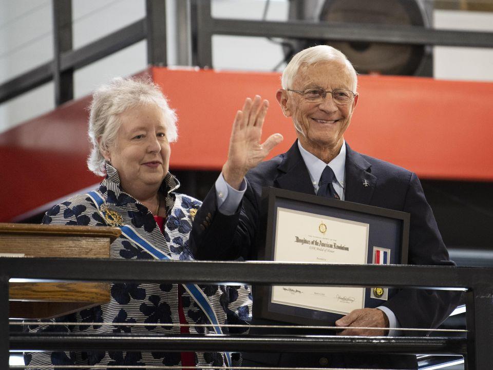 Cherry premiada com Medalha de Honra DAR